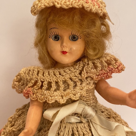 🎉HP🎉 - 3 VINTAGE 1950’s PLASTIC DOLLS with CROCHET DRESSES - Picture 4 of 16